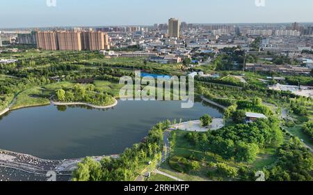 220709 -- HEYANG, le 9 juillet 2022 -- une photo aérienne prise le 8 juillet 2022 montre le parc des zones humides de Jiulong dans le comté de Heyang, dans la province du Shaanxi, au nord-ouest de la Chine. Le comté de Heyang a fait des efforts pour promouvoir la protection écologique ces dernières années, avec une superficie forestière atteignant 775 000 mu environ 51 667 hectares à ce jour. CHINA-SHAANXI-HEYANG-GREEN DEVELOPMENT CN TAOXMING PUBLICATIONXNOTXINXCHN Banque D'Images