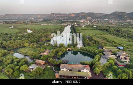 220709 -- HEYANG, le 9 juillet 2022 -- une photo aérienne prise le 9 juillet 2022 montre une vue des terres humides dans le comté de Heyang, dans la province du Shaanxi, au nord-ouest de la Chine. Le comté de Heyang a fait des efforts pour promouvoir la protection écologique ces dernières années, avec une superficie forestière atteignant 775 000 mu environ 51 667 hectares à ce jour. CHINA-SHAANXI-HEYANG-GREEN DEVELOPMENT CN TAOXMING PUBLICATIONXNOTXINXCHN Banque D'Images