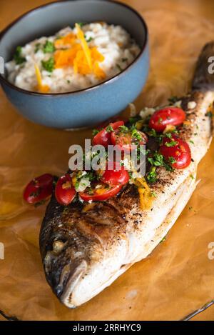 Poisson dorada grillé et riz avec purée de céleri-rave dans un restaurant provençal en bord de mer en Camargue, France. Cuisine méditerranéenne délicieuse et saine simple Banque D'Images