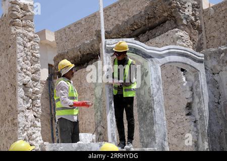 220710 -- MOSSOUL, 10 juillet 2022 -- des travailleurs travaillent à la reconstruction de maisons détruites autour de la mosquée al-Nuri à Mossoul, en Irak, le 3 juillet 2022. Cinq ans après la libération des militants extrémistes DE l État islamique, la vie est revenue à la normale dans la deuxième plus grande ville d Irak, Mossoul. POUR ALLER AVEC Feature : 5 ans après la libération, la vie revient à la normale à MOSSOUL IRAK-MOSSOUL-RECONSTRUCTION KhalilxDawood PUBLICATIONxNOTxINxCHN Banque D'Images