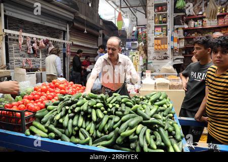 220710 -- MOSSOUL, le 10 juillet 2022 -- Un vendeur organise la vente de ses légumes sur l'ancien marché al-Attaren dans la vieille ville de Mossoul, en Irak, le 2 juillet 2022. Cinq ans après la libération des militants extrémistes DE l État islamique, la vie est revenue à la normale dans la deuxième plus grande ville d Irak, Mossoul. POUR ALLER AVEC Feature : 5 ans après la libération, la vie revient à la normale à MOSSOUL IRAK-MOSSOUL-RECONSTRUCTION KhalilxDawood PUBLICATIONxNOTxINxCHN Banque D'Images