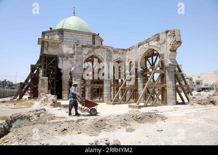 220710 -- MOSSOUL, 10 juillet 2022 -- une photo prise le 3 juillet 2022 montre le site de reconstruction de la mosquée Grand al-Nuri dans la vieille ville de Mossoul, en Irak. POUR ALLER AVEC Feature : 5 ans après la libération, la vie revient à la normale à MOSSOUL IRAK-MOSSOUL-RECONSTRUCTION KhalilxDawood PUBLICATIONxNOTxINxCHN Banque D'Images