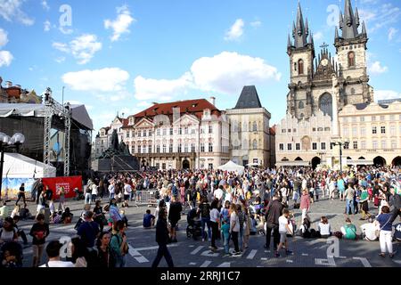 220712 -- PRAGUE, le 12 juillet 2022 -- les gens apprécient la musique pendant le Bohemia JazzFest à Prague, capitale de la République tchèque, le 11 juillet 2022. Bohemia JazzFest, l'un des plus grands festivals de jazz en Europe, a ouvert ses portes lundi et durera jusqu'au 19 juillet. Photo de /Xinhua CZECH REPUBLIC-PRAGUE-JAZZ DanaxKesnerova PUBLICATIONxNOTxINxCHN Banque D'Images