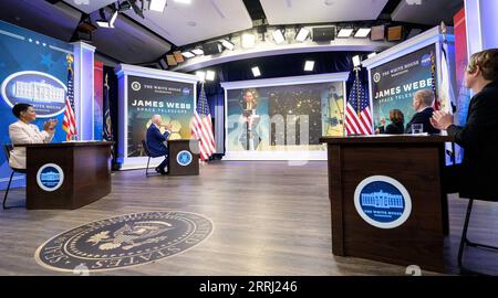 220712 -- WASHINGTON, D.C., le 12 juillet 2022 -- le président américain Joe Biden 2nd L assiste à un événement de présentation de l'une des premières images du télescope spatial James Webb à la Maison Blanche à Washington, D.C., aux États-Unis, le 11 juillet 2022. Le président américain Joe Biden a publié l'une des premières images du télescope spatial James Webb lors d'un événement d'avant-première à la Maison Blanche lundi. Cette première image de Webb est l'image infrarouge la plus profonde et la plus nette de l'univers lointain à ce jour, a déclaré la NASA. Cette image de l'amas de galaxies SMACS 0723 est remplie de milliers de galaxies, y compris les objets les plus faibles Eve Banque D'Images