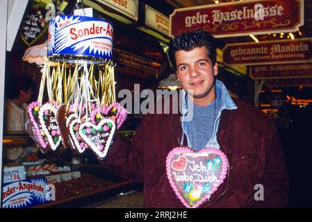 Marek Erhardt, deutscher Schauspieler, auf dem Weihnachtsmarkt mit Lebkuchenherz, Deutscher UM 1991 Banque D'Images