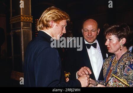 Boris Becker, deutscher Tennisspieler, mit Regierendem Bürgermeister von Berlin, Walter Momper und dessen Ehefrau Anne, BEI der Verleihung der Goldenen Kamera 1989 in Berlin, Deutschland 1990. Banque D'Images