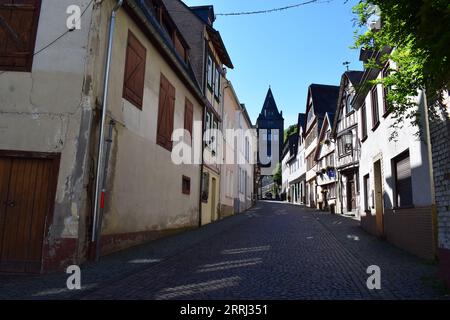 rue à travers une tour de la porte de la ville Banque D'Images