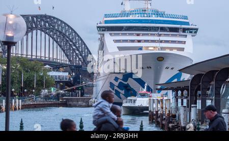 220713 -- SYDNEY, le 13 juillet 2022 -- une photo prise le 13 juillet 2022 montre le navire Coral Princess amarré au terminal de passagers outre-mer à Circular Quay à Sydney, en Australie. Un bateau de croisière frappé par le COVID-19 a accosté dans la ville la plus peuplée d Australie Sydney mercredi matin, ajoutant la peur à l état de Nouvelle-Galles du Sud NSW, qui est déjà aux prises avec une nouvelle vague d infections. Photo de /Xinhua AUSTRALIA-SYDNEY-CRUISE SHIP SHIP-COVID-19 HuxJingchen PUBLICATIONxNOTxINxCHN Banque D'Images