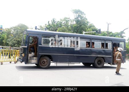 220713 -- COLOMBO, le 13 juillet 2022 -- des policiers sont vus en service près du Parlement à Sri Jayawardenepura Kotte, Sri Lanka, le 13 juillet 2022. Le Premier ministre du Sri Lanka, Ranil Wickremesinghe, a déclaré l'état d'urgence dans ce pays d'Asie du Sud, a déclaré mercredi le Cabinet du Premier ministre. Photo de /Xinhua SRI LANKA-COLOMBO-ÉTAT D'URGENCE AjithxPerera PUBLICATIONxNOTxINxCHN Banque D'Images