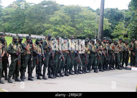 220713 -- COLOMBO, le 13 juillet 2022 -- des agents de sécurité sont vus en service près du Parlement à Sri Jayawardenepura Kotte, Sri Lanka, le 13 juillet 2022. Le Premier ministre du Sri Lanka, Ranil Wickremesinghe, a déclaré l'état d'urgence dans ce pays d'Asie du Sud, a déclaré mercredi le Cabinet du Premier ministre. Photo de /Xinhua SRI LANKA-COLOMBO-ÉTAT D'URGENCE AjithxPerera PUBLICATIONxNOTxINxCHN Banque D'Images