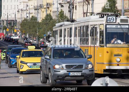 220713 -- BUDAPEST, le 13 juillet 2022 -- des véhicules circulent sur une route dans le centre-ville de Budapest, Hongrie, le 13 juillet 2022. Le gouvernement hongrois a déclaré l'état d'urgence énergétique et a adopté un plan en 7 points sur la sécurité énergétique, avec un accent particulier sur la sécurité d'approvisionnement des familles hongroises, a déclaré Gergely Gulyas, le chef du cabinet du Premier ministre, lors d'une conférence de presse mercredi. Photo de /Xinhua HONGRIE-BUDAPEST-ÉTAT D'URGENCE ÉNERGÉTIQUE AttilaxVolgyi PUBLICATIONxNOTxINxCHN Banque D'Images