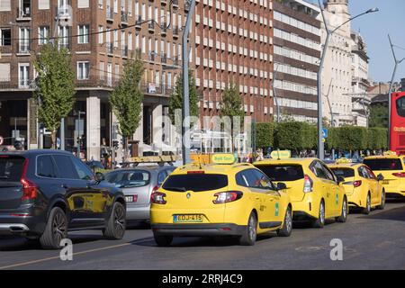 220713 -- BUDAPEST, le 13 juillet 2022 -- des véhicules circulent sur une route dans le centre-ville de Budapest, Hongrie, le 13 juillet 2022. Le gouvernement hongrois a déclaré l'état d'urgence énergétique et a adopté un plan en 7 points sur la sécurité énergétique, avec un accent particulier sur la sécurité d'approvisionnement des familles hongroises, a déclaré Gergely Gulyas, le chef du cabinet du Premier ministre, lors d'une conférence de presse mercredi. Photo de /Xinhua HONGRIE-BUDAPEST-ÉTAT D'URGENCE ÉNERGÉTIQUE AttilaxVolgyi PUBLICATIONxNOTxINxCHN Banque D'Images