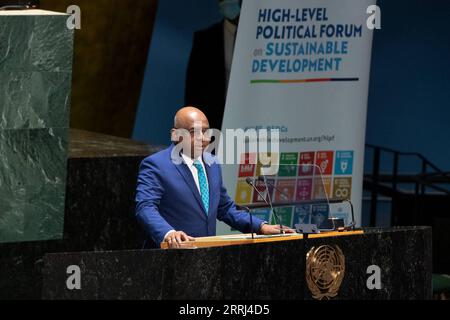 220713 -- NATIONS UNIES, 13 juillet 2022 -- le président de l'Assemblée générale des Nations Unies, Abdulla Shahid, prend la parole lors de l'ouverture du segment ministériel du Forum politique de haut niveau sur le développement durable au siège des Nations Unies à New York, le 13 juillet 2022. Le Président de l'Assemblée générale des Nations Unies Abdulla Shahid a proposé mercredi des mesures dans cinq domaines pour remettre le monde sur la bonne voie vers le développement durable. /Document via Xinhua ASSEMBLÉE GÉNÉRALE des Nations Unies-PRÉSIDENT-FORUM POLITIQUE DE HAUT NIVEAU-DÉVELOPPEMENT DURABLE EskinderxDebebe/UNxPhoto PUBLICATIONxNOTxINxCHN Banque D'Images