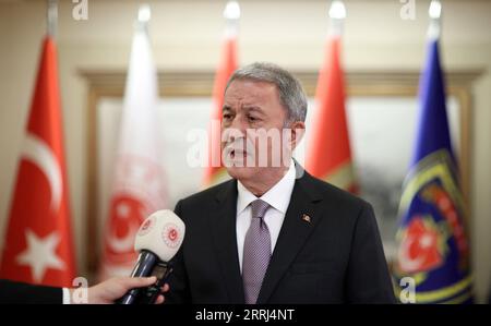 220714 -- ISTANBUL, le 14 juillet 2022 -- le ministre turc de la Défense Hulusi Akar prend la parole lors d'une interview après une réunion de quatuor tenue par les délégations de la Turquie, de l'Ukraine, de la Russie et des Nations Unies à Istanbul, en Turquie, le 13 juillet 2022. Akar a déclaré mercredi qu'un accord avait été conclu à la réunion d'Istanbul sur les principes de base et plusieurs questions techniques concernant la reprise des exportations de céréales ukrainiennes. La déclaration a été faite après une réunion de quartet tenue par les délégations de la Turquie, de l'Ukraine, de la Russie et des Nations Unies à Istanbul. TURQUIE-ISTANBUL-UKRAINE-EXPORTATION-QUARTET XINHUA Banque D'Images