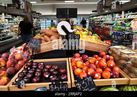 220714 -- OREGON, le 14 juillet 2022 -- les clients magasinent dans un supermarché de l'Oregon, aux États-Unis, le 13 juillet 2022. L’indice des prix à la consommation des États-Unis IPC, une large mesure des biens et services quotidiens, a grimpé de 9,1 pour cent en juin par rapport à il y a un an, marquant la plus grande augmentation sur 12 mois depuis la période se terminant le 1981 novembre, a rapporté mercredi le ministère du travail. US-OREGON-INFLATION-SURGE WangxYing PUBLICATIONxNOTxINxCHN Banque D'Images