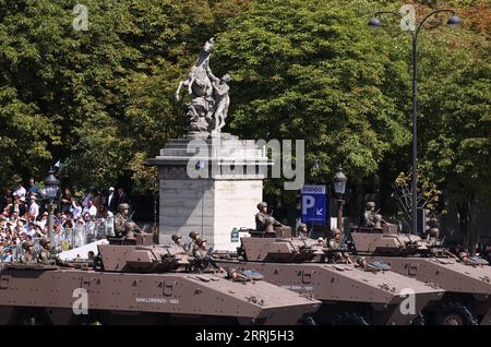 220714 -- PARIS, le 14 juillet 2022 -- défilé militaire annuel du jour de la Bastille sur la place de la Concorde à Paris, France, le 14 juillet 2022. La France a tenu jeudi ses célébrations annuelles du jour de la Bastille avec un défilé militaire traditionnel. FRANCE-PARIS-BASTILLE DAY-PARADE GaoxJing PUBLICATIONxNOTxINxCHN Banque D'Images