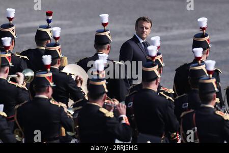 220714 -- PARIS, le 14 juillet 2022 -- le président français Emmanuel Macron assiste à la parade militaire annuelle du jour de la Bastille à Paris, France, le 14 juillet 2022. La France a tenu jeudi ses célébrations annuelles du jour de la Bastille avec un défilé militaire traditionnel. FRANCE-PARIS-BASTILLE DAY-PARADE GaoxJing PUBLICATIONxNOTxINxCHN Banque D'Images
