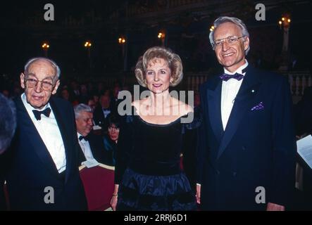 Erich Kurt Kästner, deutscher Filmkamera-Konstrukteur, ehemals Chefkonstrukteur der arri Kameraentwicklung, hier mit CSU Politiker und Ministerpräsident von Bayern, Edmund Stoiber und dessen Ehefrau Karin, BEI der Verleihung : Bayerischer Filmpreis in München, 1994, WO Kästner ein Ehrenwurliehen. Banque D'Images