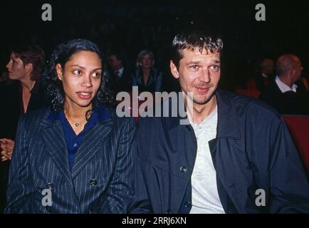 Kai Wiesinger, deutscher Schauspieler, Regisseur, Drehbuchautor, mit Ehefrau Chantal de Freitas im Kino, Deutschland UM 1999. Banque D'Images