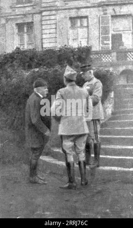 « Dans la bataille ; M. Clemenceau, au Q. G. de la 1st armee, s'entrait avec les generaux Fayolle et Debeney, ce dernier vu de dos », 1918. Extrait de "l'Album de la Guerre 1914-1919, Volume 2" [l'Illustration, Paris, 1924]. Banque D'Images