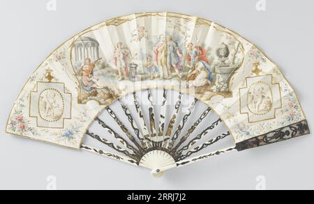 Ventilateur pliant avec scène de mariage, c.1775-c.1780. Les gens en robe classique sont conduits à un mariage par hymen. Le groupe est entouré de putti, avec une branche de Laurier et une corne d'abondance. Ceux-ci symbolisent probablement la prospérité et la fertilité qui guident le couple. L'élément classique est souligné par le temple à gauche, le vase de jardin sur le mur à droite et les vases au-dessus des médaillons des deux côtés. Dans ces médaillons sont des symboles d'amour. Une demande de mariage est peut-être montrée dans le cadre au milieu du cadre. Banque D'Images