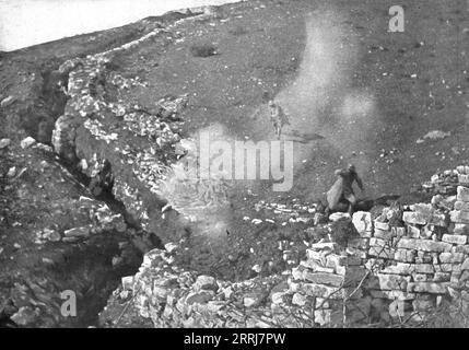 «Par dela les Alpes ; sur le front italien : l'explosion d'un shrapnell sur une tranchee francaise , le coup a surpris plusieurs de nos hommes en terrain découvert ; un seul, tombe sur la face, fait avoir ete atteint», 1917. Extrait de "l'Album de la Guerre 1914-1919, Volume 2" [l'Illustration, Paris, 1924]. Banque D'Images