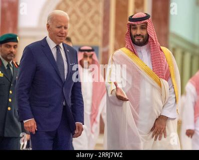 220716 -- DJEDDAH, le 16 juillet 2022 -- le prince héritier saoudien Mohammed bin Salman Al Saud R accueille le président américain Joe Biden au Palais Al-Salam à Djeddah, en Arabie saoudite, le 15 juillet 2022. /Document via Xinhua SAUDI ARABIA-JEDDAH-U.S.-PRESIDENT-VISIT SaudixPressxAgency PUBLICATIONxNOTxINxCHN Banque D'Images