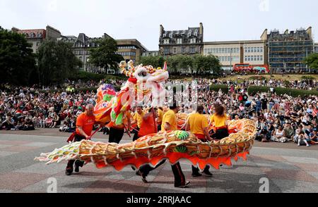 220718 -- ÉDIMBOURG, le 18 juillet 2022 -- les gens regardent le dragon danser pendant le Carnaval du Festival d'Édimbourg à Édimbourg, en Grande-Bretagne, le 17 juillet 2022. Dimanche après-midi, plus de 800 artistes du monde entier, dont plus de 300 de Chine, ont ramené le spectacle du Carnaval du Festival d Édimbourg, alors que la principale artère d Édimbourg, capitale de l Écosse, était remplie de musique et de couleurs. POUR ALLER AVEC feature : la performance chinoise ÉBLOUIT au Festival d'Édimbourg CARNIVAL BRITAIN-ÉDIMBOURG-FESTIVAL CARNIVAL LixYing PUBLICATIONxNOTxINxCHN Banque D'Images