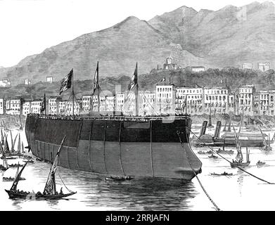 Le Duilio, cuirassé italien, récemment lancé à Castellamare, baie de Naples, 1876. Gravure d'après un croquis de M. H. Cooke, de Rome. 'Le Duilio tire son nom de Caius Duilius, qui a été nommé consul romain 260 ans avant la naissance du Christ...[elle a été] construite pour la Marine royale italienne... la cérémonie était simple. Après que les prêtres avaient donné leur bénédiction au récipient, la princesse Margherita tira les rubans qui étaient attachés à la bouteille baptismale de champagne, et le monstre jusque-là sans nom devint le Duilio... le navire reposa sans soutien dans son berceau ; le p hydraulique Banque D'Images