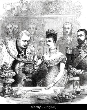 Le banquet Guildhall au prince et à la princesse de Galles : The Loving Cup, 1876. Le futur roi Édouard VII et la reine Alexandra sont divertis par le lord-maire de Londres: "... la distribution habituelle et la sirotation de la "coupe amoureuse" du lord-maire... [le banquet] était un spectacle merveilleux ; et si cela coûtait vingt mille livres, plus ou moins, cela valait bien l'argent; et l'animation de la soirée portera pleinement le reflet matinal des auditeurs et des comités des finances... [c'était] le plus grand des grands dîners. Extrait de "Illustrated London News", 1876. Banque D'Images