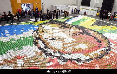 220718 -- LE CAP, le 18 juillet 2022 -- des gens utilisent des boîtes de conserve pour dresser une mosaïque en forme de portrait de Nelson Mandela pour marquer la Journée internationale Nelson Mandela au Cap, en Afrique du Sud, le 18 juillet 2022. Le gouvernement et les citoyens sud-africains ont célébré lundi la Journée internationale Nelson Mandela en aidant les communautés locales. Photo de /Xinhua AFRIQUE DU SUD-CAPE TOWN-INTERNATIONAL NELSON MANDELA DAY XabisoxMkhabela PUBLICATIONxNOTxINxCHN Banque D'Images