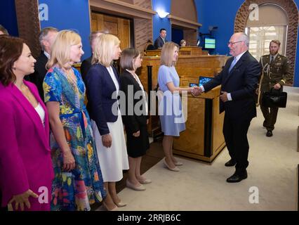 220719 -- TALLINN, le 19 juillet 2022 -- le président estonien, Alar Karis 2nd R, serre la main de la première ministre estonienne et présidente du Parti de la réforme, Kaja Kallas 3rd R, pour féliciter la nouvelle coalition gouvernementale pour son entrée en fonction au Parlement estonien Riigikogu à Tallinn, Estonie, le 18 juillet 2022. Les membres de la nouvelle coalition gouvernementale estonienne du Parti de la réforme, du Parti conservateur Isamaa Patrie et du Parti social-démocrate SDE ont prêté serment devant le Parlement Riigikogu lundi. /Document via Xinhua ESTONIE-TALLINN-NOUVELLE COALITION GOUVERNEMENT-JURE-IN ErikxPeinar/Parliamentx Banque D'Images