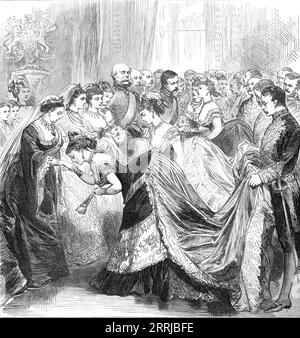 Salle de dessin de sa Majesté au palais de Buckingham, 1876. La '...cérémonie de présentation personnelle des dames à la Reine, à côté de laquelle se tiennent leurs Altesses Royales la Princesse de Galles, la Princesse Louise (marquise de Lorne), et la Princesse Béatrice... la dame à présenter à sa Majesté a été présentée dans chaque cas par une dame de sa propre famille ou des amis, qui avait déjà été admise à la Cour... la Reine était vêtue d'une robe de satin noir brodé, dont le train de satin noir était garni de tulle et de crapé ; elle portait un long voile de tulle blanc, et sur sa tête un diadème orné de wi Banque D'Images
