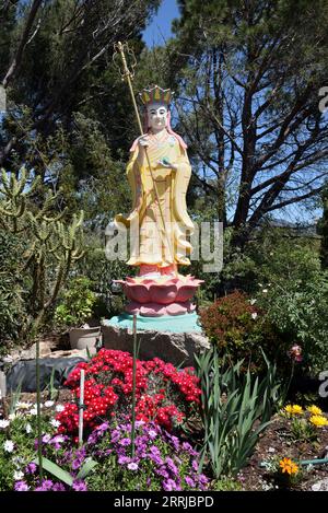 Sculpture bouddhiste dans le jardin du style vietnamien Hong Hien Tu Pagoda ou Fréjus Pagoda Fréjus Var France Banque D'Images