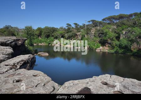 Rivière Aille depuis les Cascades de l'Aille sur la réserve naturelle de la Plaine des Maures Vidauban Var Provence France Banque D'Images