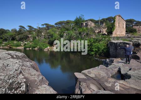 Scierie en ruine sur la rivière Aille depuis les cascades ou Cascades de l'Aille sur la réserve naturelle de la Plaine des Maures Vidauban Var Provence France Banque D'Images