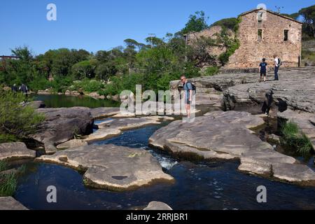 Scierie en ruine sur la rivière Aille depuis les cascades ou Cascades de l'Aille sur la réserve naturelle de la Plaine des Maures Vidauban Var Provence France Banque D'Images