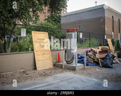 Construction de la borne de recharge pour véhicules électriques Chargepoint à Chelsea à New York le vendredi 11 août 2023. (© Richard B. Levine) Banque D'Images