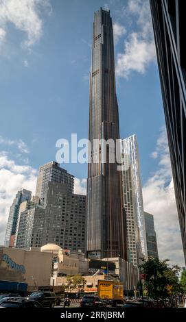 La Brooklyn Tower de 93 étages au centre-ville de Brooklyn à New York surplombe des bâtiments plus anciens le samedi 26 août 2023. En raison du développement accru dans la région, notamment les immeubles de luxe de grande hauteur, les chaînes de magasins et les détaillants haut de gamme emménagent. (© Richard B. Levine) Banque D'Images