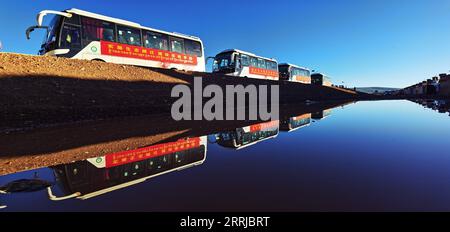 220719 -- NAGQU, le 19 juillet 2022 -- une photo prise avec un téléphone portable montre des bus transportant des villageois qui se préparent à partir du canton de Doima, dans le comté de Tsonyi, dans le sud-ouest de la Chine, dans la région autonome du Tibet, le 19 juillet 2022. Le comté de Tsonyi, région autonome du Tibet au sud-ouest de la Chine, a commencé mardi la relocalisation de son deuxième groupe de résidents, dans le cadre du plan de la région visant à améliorer les conditions de vie des populations et à protéger le fragile écosystème local. Avec une altitude moyenne de plus de 5 000 mètres, le comté de Tsonyi couvre une superficie totale de 120 000 km carrés et fait partie de la réserve naturelle nationale de Changtang, Banque D'Images