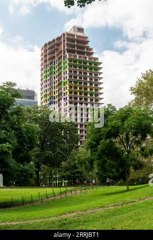 Un développement à fort Greene Brooklyn à New York se profile au-dessus de fort Greene Park le samedi 26 août 2023. En raison du développement accru dans la région, notamment les immeubles de luxe de grande hauteur, les chaînes de magasins et les détaillants haut de gamme emménagent. (© Richard B. Levine) Banque D'Images