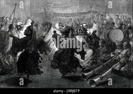 Lama Dance à Jummoo, jouée devant le Prince de Galles, d'après un sketch de l'un de nos artistes spéciaux, 1876. '...une étrange performance terrible de Lamas de Thibet...[il y avait] quatre grandes trompettes effrontées... six ou sept pieds de long, qui donnaient un son profond, comme si c'était le grondement d'un tremblement de terre; il y avait quatre tambours, rappelant l'un des vieux réchauffeurs traditionnels... une rafale sauvage de bruit de leur part a introduit les danseurs, qui sont venus sauter et tourbillonner dans les costumes les plus scandaleux... tous les danseurs avaient la tête d'animaux, exactement comme ce que nous voyons dans une pantomime : il y en avait Banque D'Images