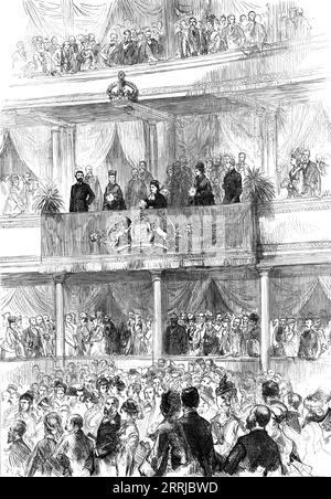 La Reine au concert au Royal Albert Hall, 1876. La reine Victoria '...entra ponctuellement dans la boîte royale à quatre heures, l'immense assemblage se levant pour la recevoir avec tout le respect que je lui dois. Sa Majesté a reconnu par des arcs répétés cette salutation silencieuse, et puis prit sa place, ayant à droite la princesse Béatrice et le duc d'Édimbourg, à gauche la princesse de Galles et le prince Léopold... les magnifiques bouquets fournis par M. Wills, de la pépinière royale exotique, Onslow-croissant, bordaient le devant de la boîte. Ceux-ci l'ont marqué tout aussi efficacement que l'ont fait la cramoisi et la pendaison en or Banque D'Images