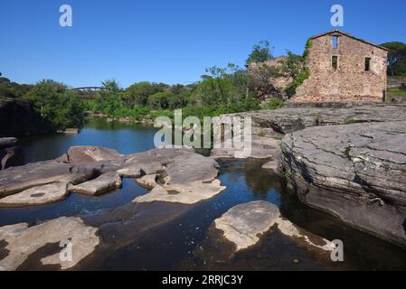 Scierie en ruine sur la rivière Aille depuis les cascades ou Cascades de l'Aille sur la réserve naturelle de la Plaine des Maures Vidauban Var Provence France Banque D'Images