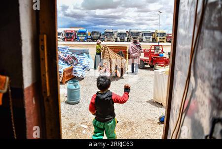 220719 -- NAGQU, le 19 juillet 2022 -- des villageois emballent leurs biens pour être relogés dans le canton de Doima, dans le comté de Tsonyi, dans la région autonome du Tibet du sud-ouest de la Chine, le 12 juillet 2022. Le comté de Tsonyi, région autonome du Tibet au sud-ouest de la Chine, a commencé mardi la relocalisation de son deuxième groupe de résidents, dans le cadre du plan de la région visant à améliorer les conditions de vie des populations et à protéger le fragile écosystème local. Avec une altitude moyenne de plus de 5 000 mètres, le comté de Tsonyi couvre une superficie totale de 120 000 km carrés et fait partie de la réserve naturelle nationale de Changtang, la plus grande et la plus haute nature de Chine Banque D'Images