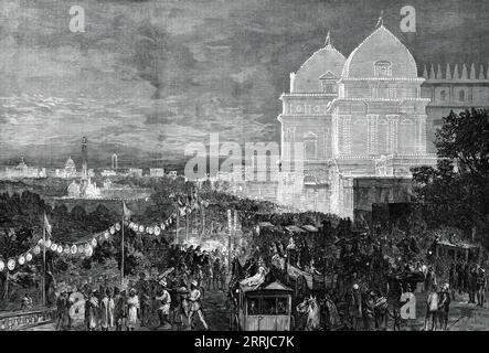 Illuminations à Calcutta en l'honneur du Prince de Galles, d'après un croquis de l'un de nos artistes spéciaux, 1876. 'Les illuminations... offraient, de différents points de vue, un spectacle à admirer... [vue regardant] vers l'ouest... le long de la grande artère à la mode de Chowringhee. C'est ouvert à l'Esplanade sur la main gauche, au-delà de laquelle, dans l'arrière-plan de gauche, est vu Government House... le dôme du bureau de poste apparaît près de cette partie de l'arrière-plan. La colonne du monument Ochterlony, surplombant le réservoir du Gouverneur, se trouve au milieu du terrain découvert, le Maidan. Banque D'Images