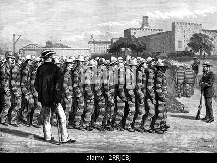 American Sketches : prison Life on Blackwell Island - No 1. retour du travail, 1876. 'Dans le pénitencier... où le croquis a été pris par notre correspondant, feu M. Regamey, environ 600 hommes et femmes sont généralement confinés en même temps. Les hommes sont maintenus au travail dans l'exploitation de carrières et la taille de pierre, la construction d'une digue pour le port, la construction de routes et le jardinage ; mais certains d'entre eux travaillent dans leurs propres métiers spécialisés. Notre Illustration montre l'apparence servile d'un gang de ces compagnons sous l'œil de leur gardien armé, alors qu'ils reviennent de la tâche quotidienne des travaux forcés... dans la ville de New Banque D'Images