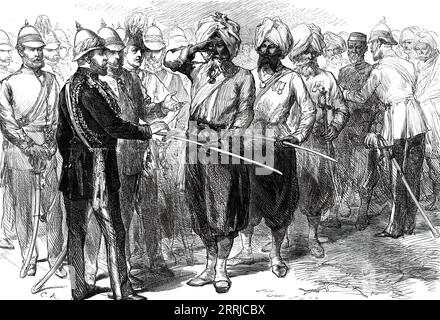 Le Prince de Galles reçoit les survivants de la Défense de Lucknow, d'après un croquis de l'un de nos artistes spéciaux, 1876. Afin de donner plus d'effet à la cérémonie de pose de la pierre, que le prince a exécutée, les troupes présentant des armes et l'artillerie saluant, les survivants des défenseurs indigènes avaient été recueillis à Oude et dans d'autres parties de l'Inde. Ceux-ci, dans leurs vieux uniformes, ont été dressés de près... parmi ceux présents se trouvait le vieux Ungud, le célèbre espion, et Carronjee Lai], le compagnon de Kavanagh dans son aventure audacieuse. Le prince a parlé très gentiment d'eux à l'entertai indigène Banque D'Images