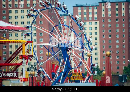 Les amateurs de plage affluent à Coney Island à Brooklyn à New York pour profiter des attractions de la promenade lors de la fin officieuse de l'été, fête du travail, lundi 4 septembre 2023. (© Richard B. Levine) Banque D'Images