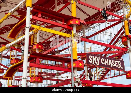 Les amateurs de plage affluent à Coney Island à Brooklyn à New York pour profiter des attractions de la promenade lors de la fin officieuse de l'été, fête du travail, lundi 4 septembre 2023. (© Richard B. Levine) Banque D'Images